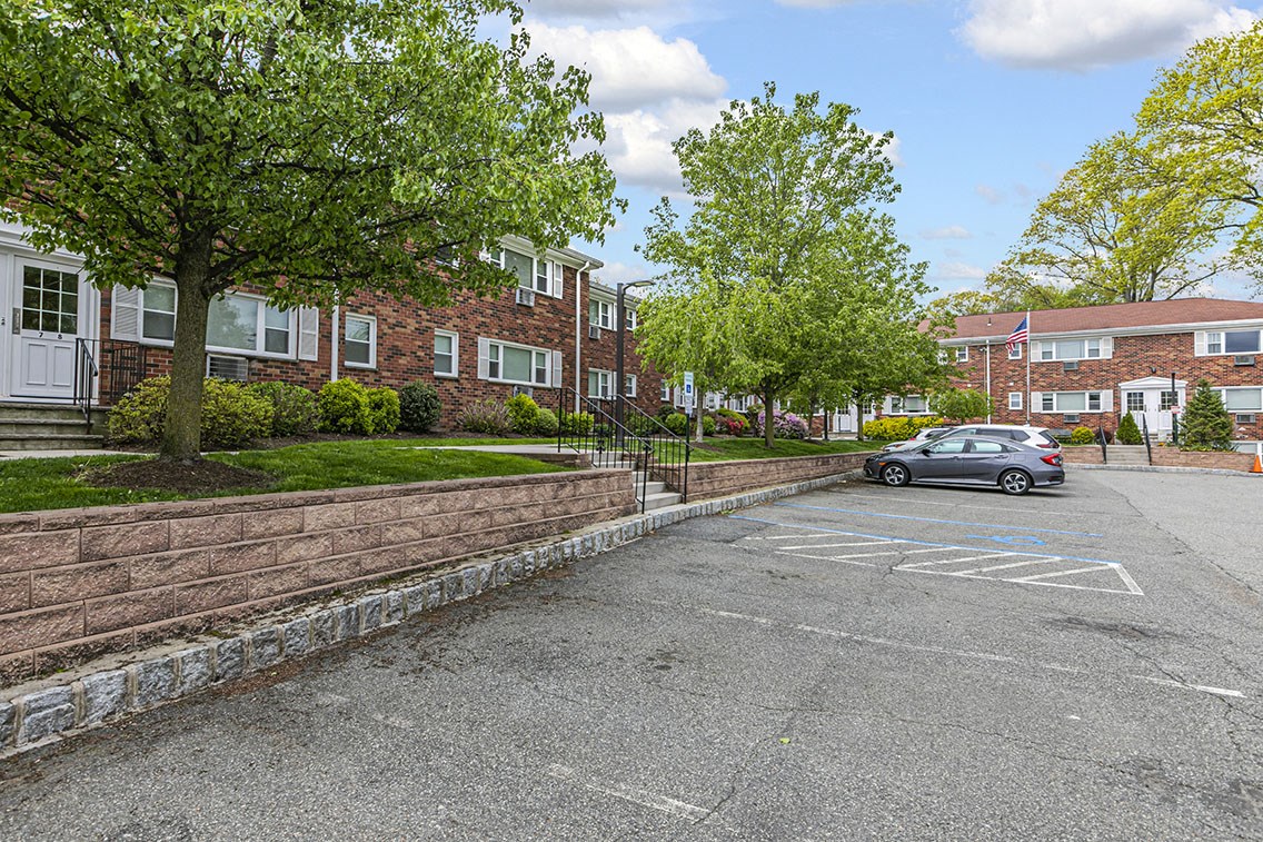 Beverwyck Gardens Apartments, 87B North Beverwyck Road, Lake Hiawatha